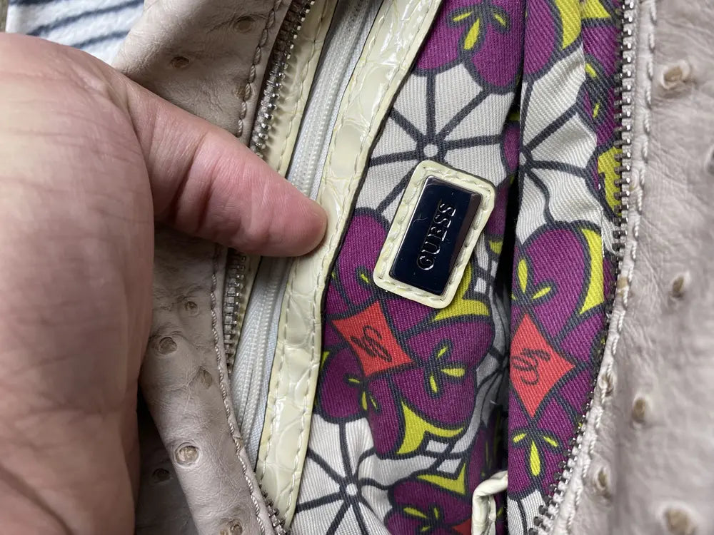 Vintage Guess USA Y2K Handbag interior featuring branded Guess label and colorful floral lining, adding a stylish and functional touch to the design.